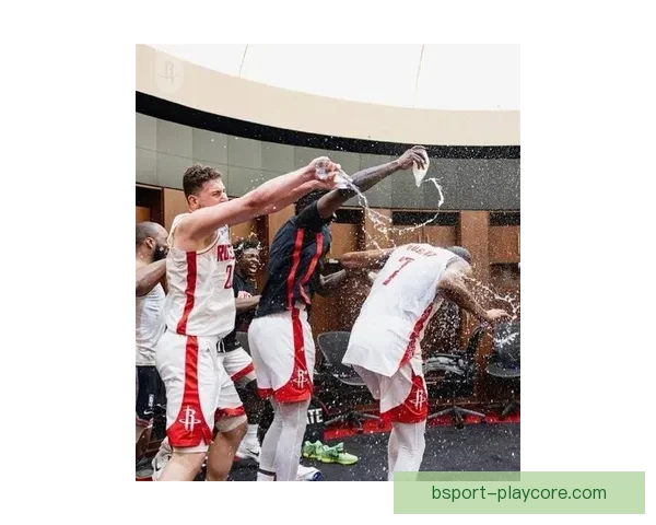 开心庆祝！火箭队更衣室泼水祝贺杜兰特 乌度卡将比赛用球交给阿杜